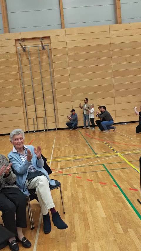 樊振东亮相德甲赛场，卷毛小熊造型引注目