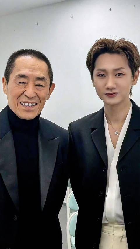 汪苏泷获微博年度最佳歌手，与冯小刚合照引合作猜想