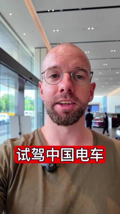 外籍人士试驾问界M8盛赞中国电车智能化，对比本国手动挡现状