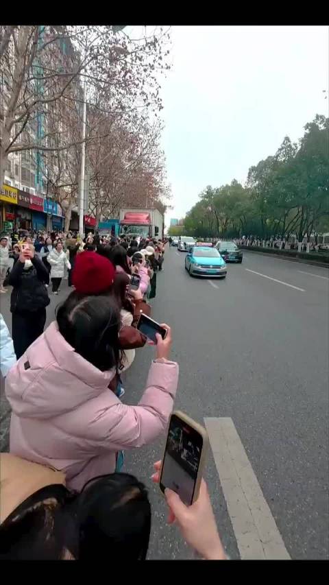 肖战2月9日合肥拍戏，两套造型现身小区商场