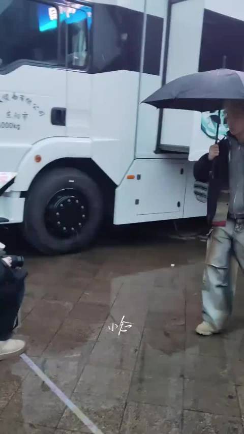 马伯骞新电影上线虞书欣误称新剧，赵露思云包场力挺