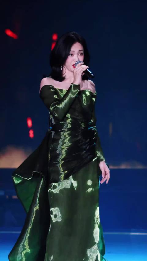 姚晨亮相中国电影120周年活力之夜