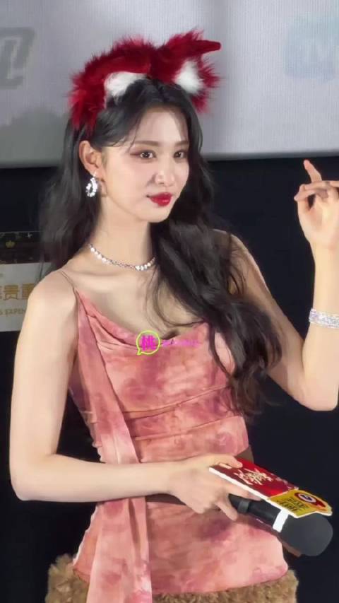 王楚然微博追剧团舞蹈直拍，一只勾引完又有点不好意思的小狐狸