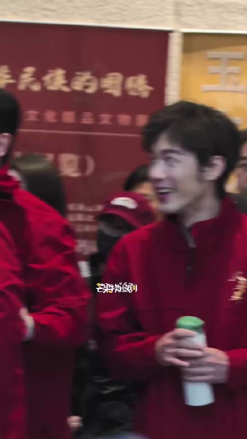 白宇端保温杯上班被赞养生系帅哥