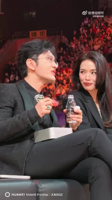 黄晓明吃的还挺香，有种傻傻的感觉，他头发是戴了假发吗，额头那漏出来的是啥