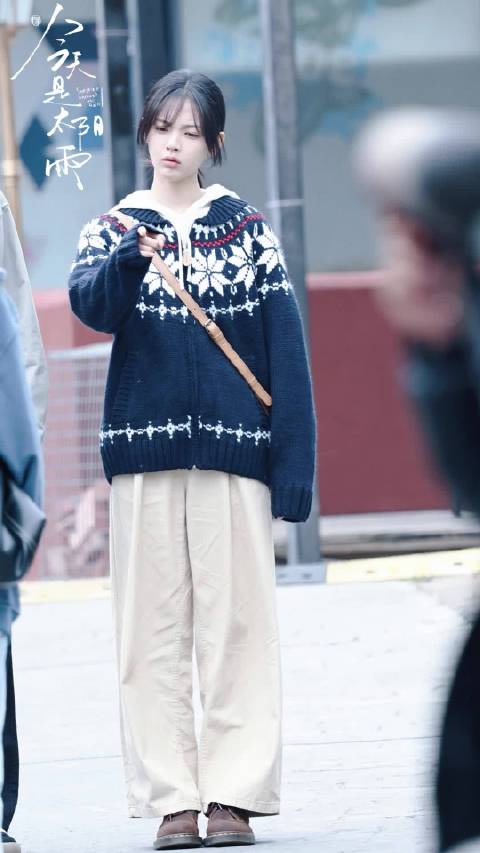 杨超越逗狗视频曝光，可爱互动引关注