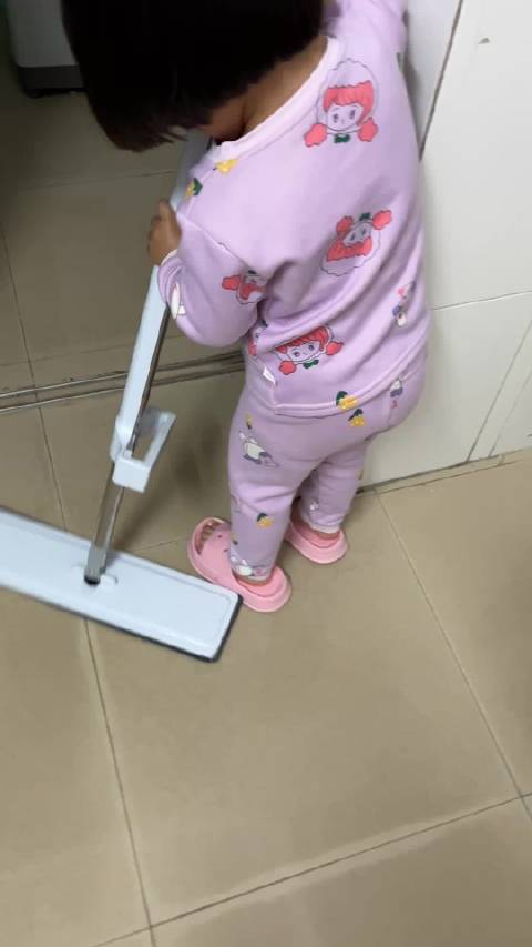 萌娃主动帮妈妈拖地收拾餐桌获赞