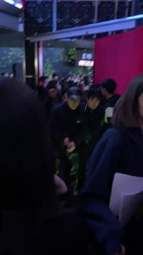 就是把这个队服穿成高定的大长腿美人影帝！