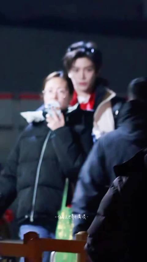 丁禹兮亮相春晚联排，黄金颜值气场全开