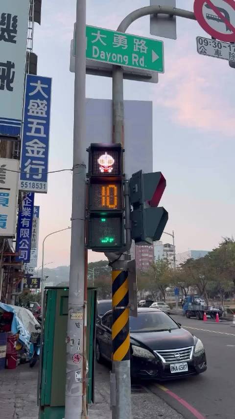 好心动！想去帮侯明昊打卡 超大的奥特曼