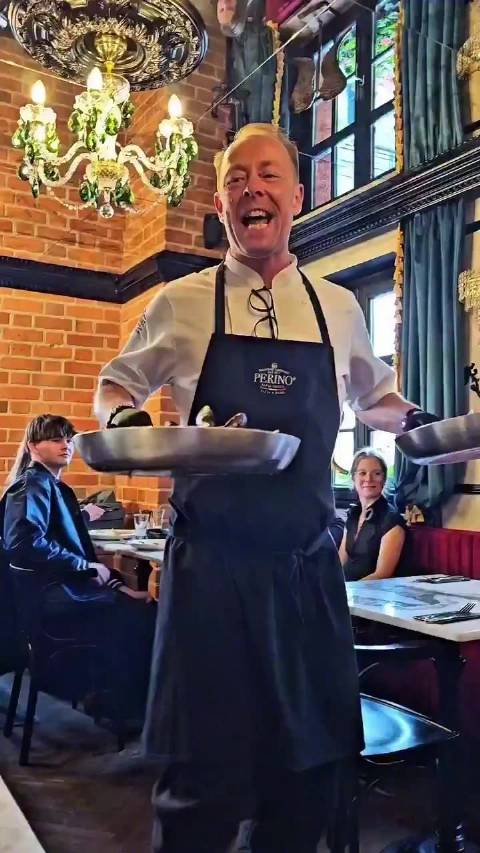 意大利一海鲜餐厅独特的上菜方式