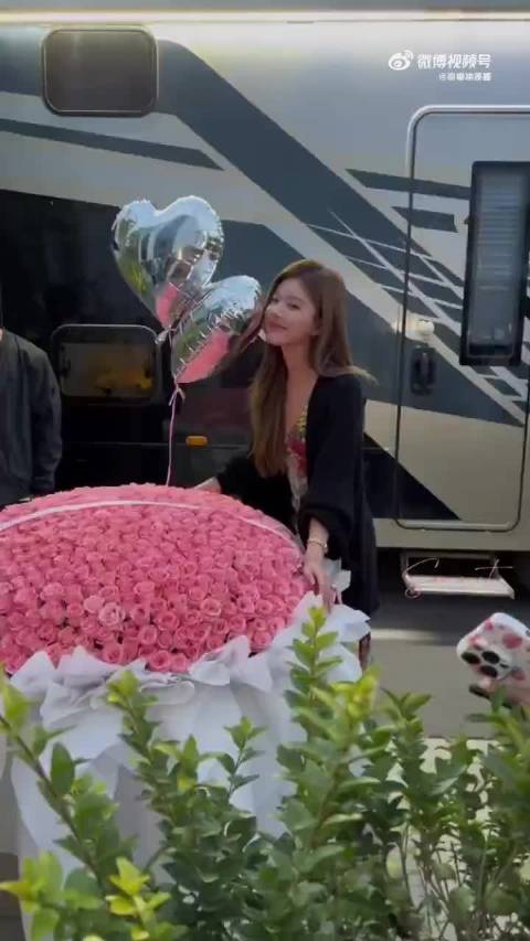 赵露思收女生所赠999朵玫瑰，被问数量时反应可爱