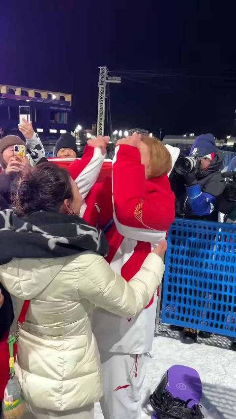 苏翊鸣冬奥摘铜集齐奥运三色奖牌，赛后与父母相拥落泪