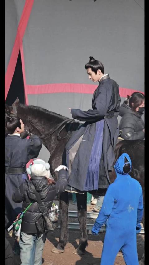 成毅片场受冻不停擤鼻子