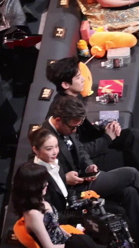 白敬亭活动现场立即调静音，乖巧举动引关注