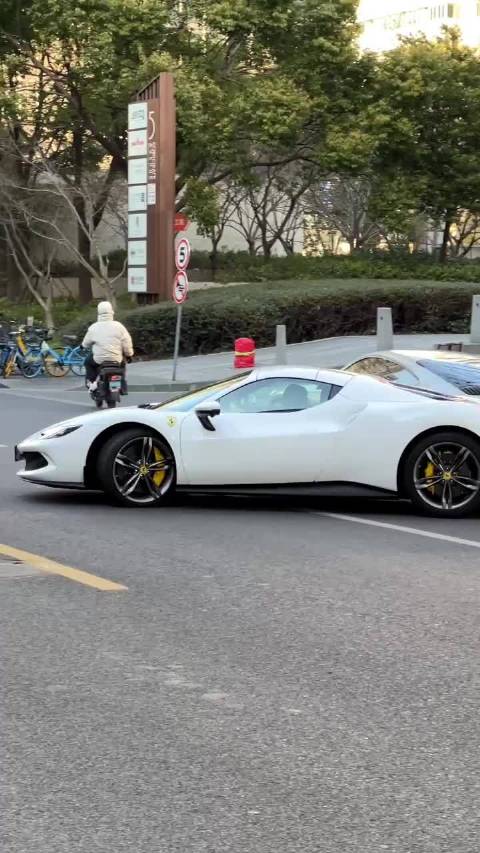 偶遇上海白富美开着法拉利跑车，美丽冻人！