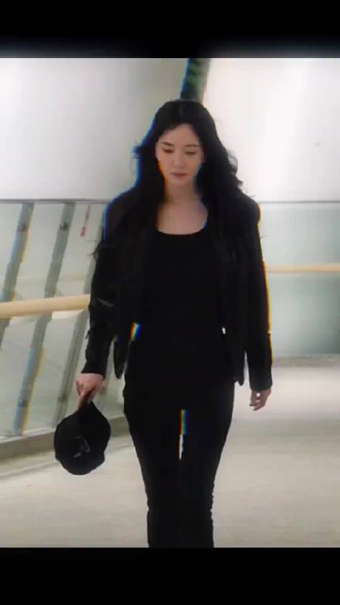 看完剧照没有办法不喜欢这个白帆，两套造型两种风格，大年初一电影院一探究竟