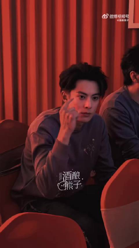 王鹤棣这张帅脸就这么出现在我眼前，就这样水灵灵的入梦了