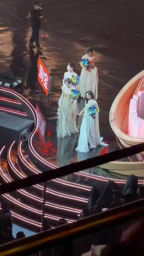 微博之夜现场的两个摔倒，一个娜扎，一个大麦总裁，一个我都没错过