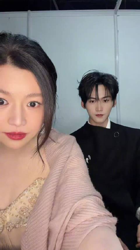 我们狙击蝴蝶姐弟，微博之夜后台拍了视频，发的还是共创