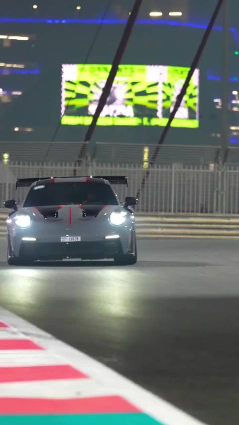 视频：阿布扎比亚斯码头赛道上的992 GT3RS，谁又燃起来了？