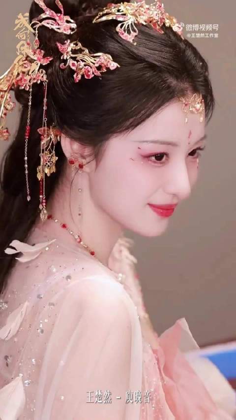 王楚然粉纱曳地亮相，金饰流光顾盼生辉