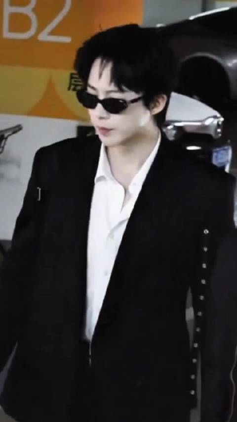 忙碌了一天的宁sir下班了 胸前的带子~解开了、 搭在那里摇摇晃晃、好欲