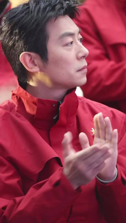 朱亚文红色冲锋衣亮相历史活动,诠释赵匡胤获赞