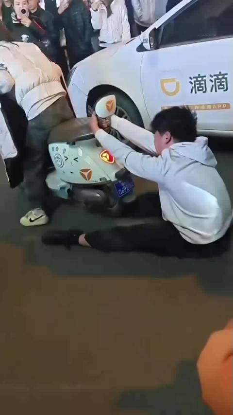 小伙子放手吧！努力赚钱，当你开上迈巴赫的时候在后面拉车是她