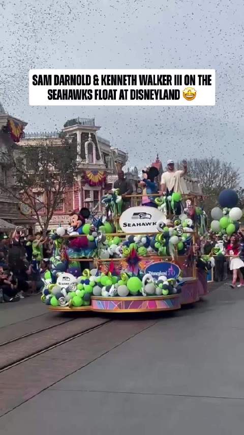 超级碗MVP沃克与达诺德现身迪士尼花车巡游