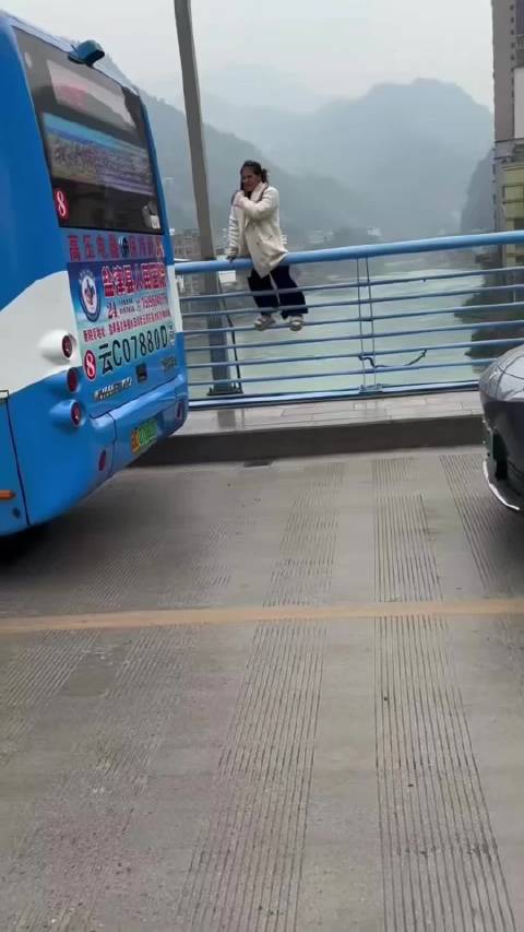 2月7日女子欲跳桥被公交乘客救下