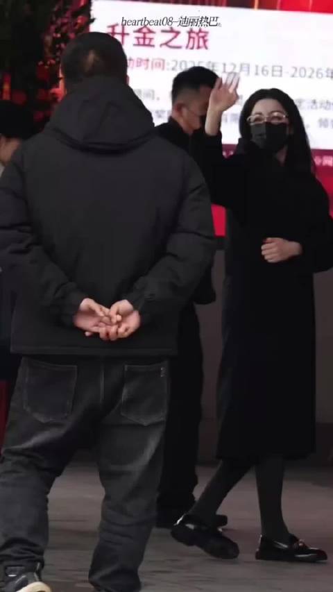 迪丽热巴长沙出发，银框眼镜➕allblack高智感十足！