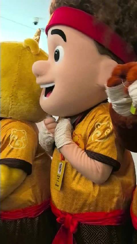 熊强扫楼送发胶红花油，熊出没大年初一上映