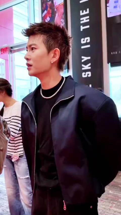 任嘉伦访火箭训练营送围巾获赠26号球衣，将参与主场跳球仪式