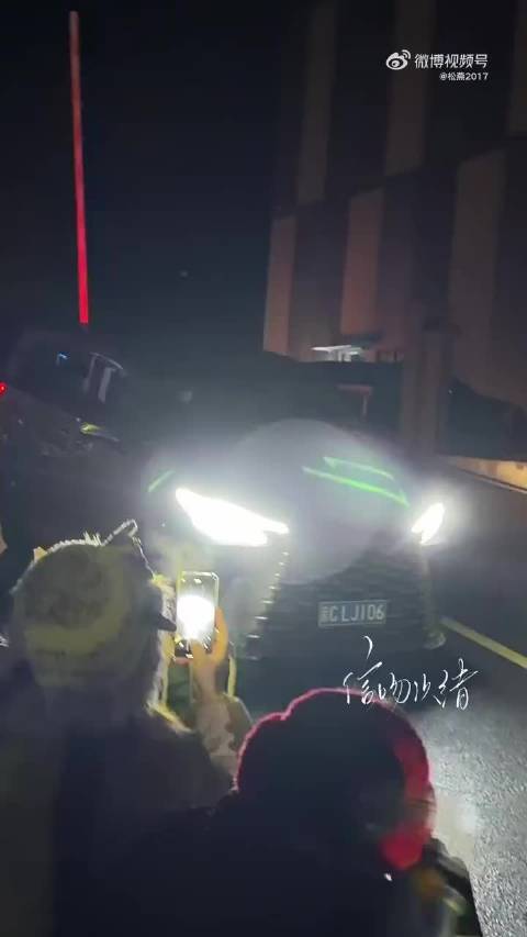 檀健次两次降车窗叮嘱粉丝注意安全