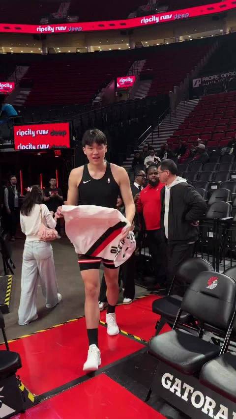 任嘉伦送杨瀚森衣服，杨瀚森回赠签名球衣，任嘉伦居然这么帅