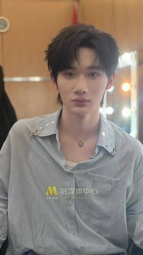 余宇涵嘉年华喊师兄好称刻进DNA