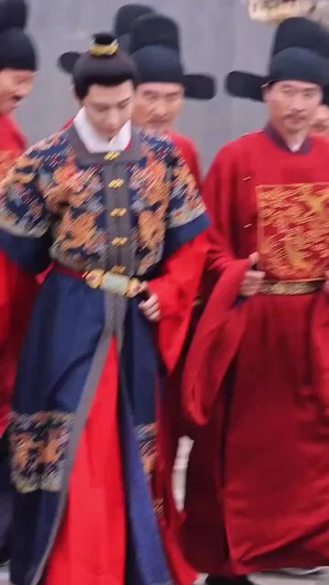 成毅杀青请粉丝喝不限量奶茶，逆应援宠粉