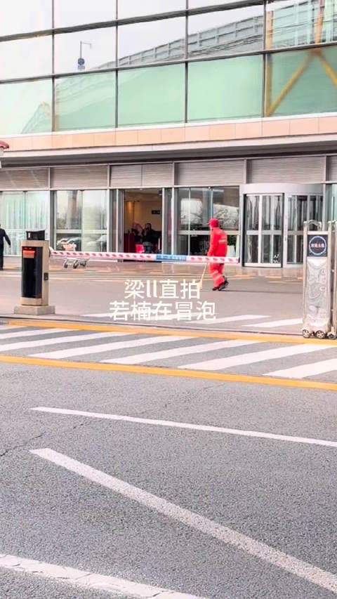 章若楠离开北京 蹲了2个小时拍到了梁ll直拍