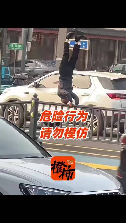 哈哈哈，保时捷车主还爱看热闹