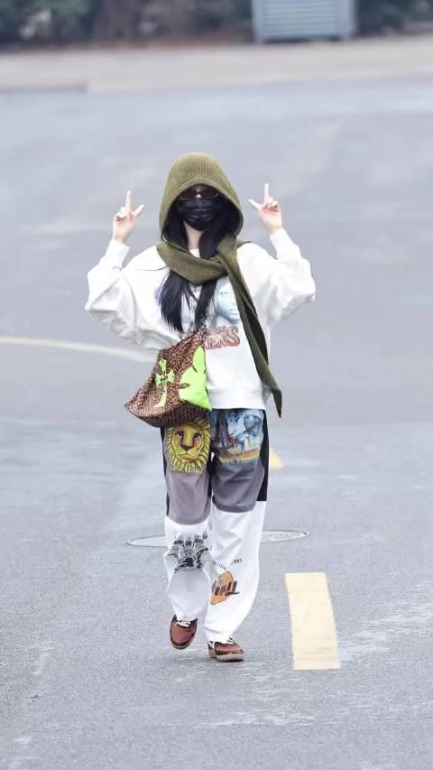 虞书欣今天云初令上班路透，造型挺特别