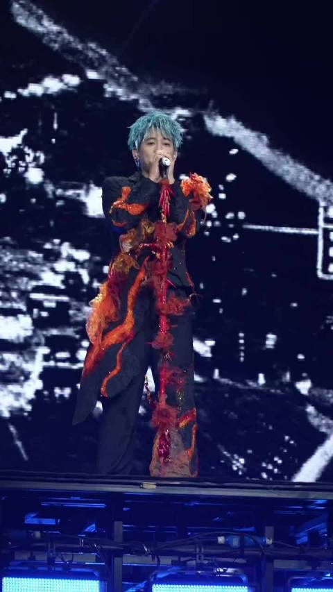 苏醒节目中遭道具误伤仍坚持表演