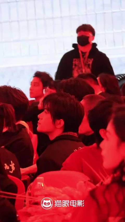 易烊千玺新春嘉年华台下路透，嘟嘴偷笑有点太可爱了吧