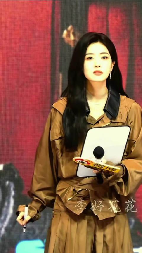 白鹿被粉丝调侃笑点低，现场嘟嘴反击未果转战评论区