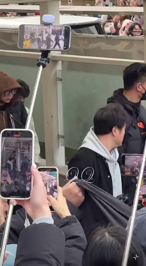 肖战最新路透，哈哈哈路人都在围观