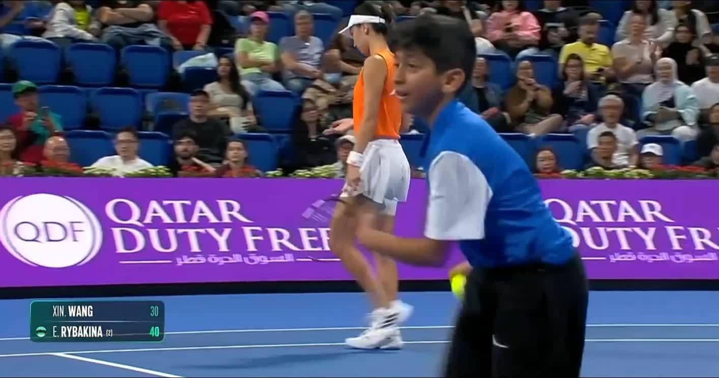 王欣瑜对阵莱巴金娜放小球未过网，新科澳网冠军保发成功