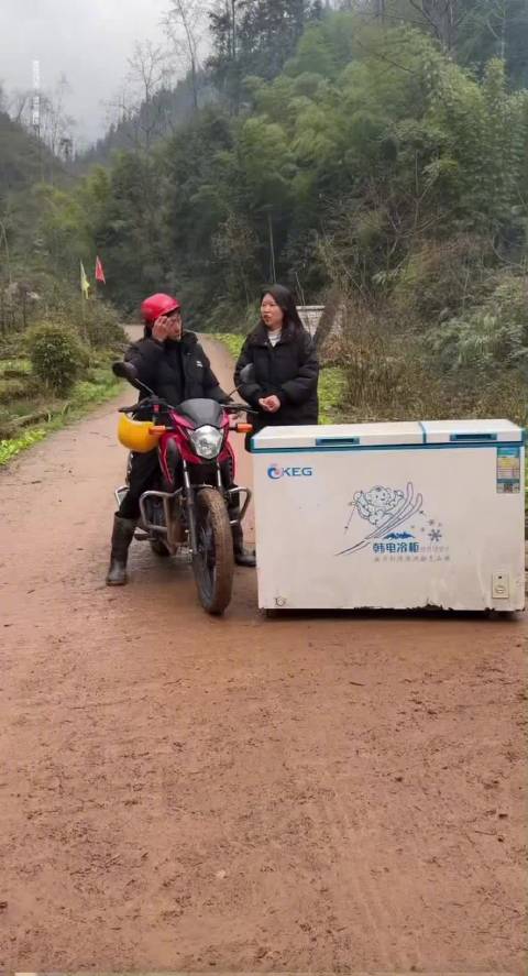 西南山区摩托运输冰柜上山视频引惊叹