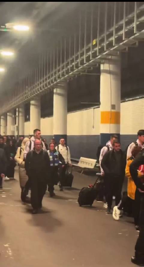 曼联全队乘火车抵伦敦，有序前往酒店