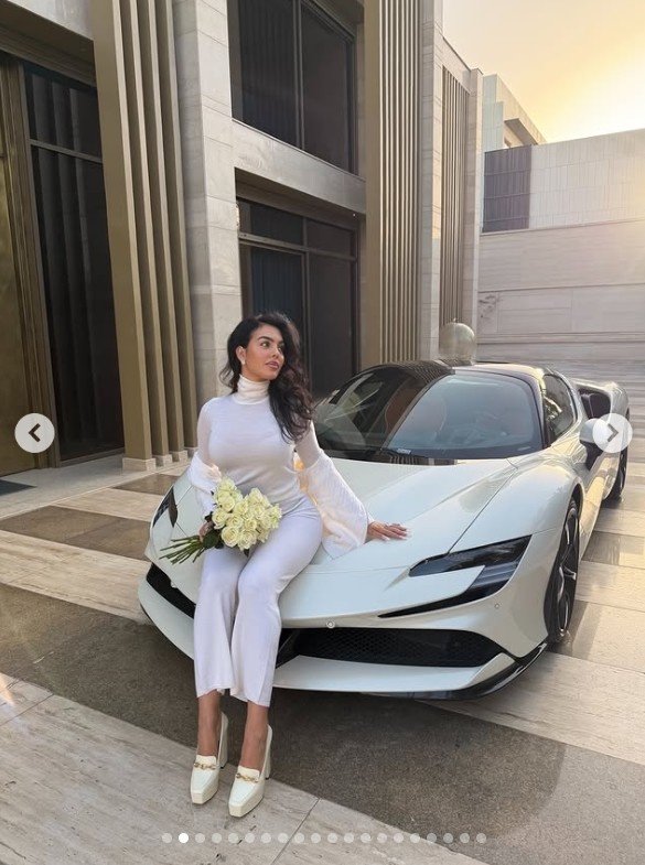 乔治娜晒埃及游、法拉利合影及迷你罗比赛动态