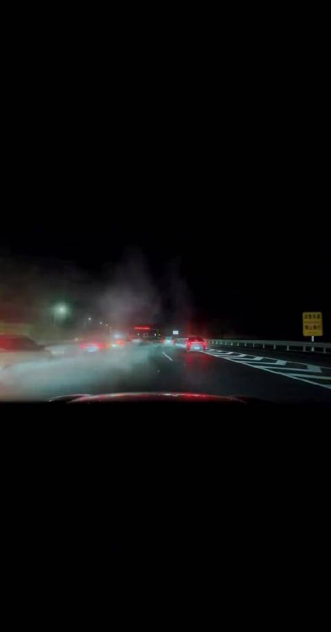 广昆高速连环撞车，问界车主神走位躲过一劫，不知这是人驾还是智驾